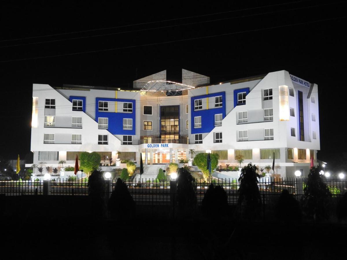 Golden Park Hotel & Resort Māldah Exteriér fotografie