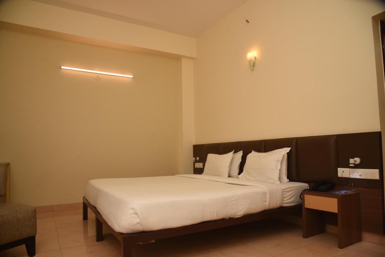 Golden Park Hotel & Resort Māldah Exteriér fotografie