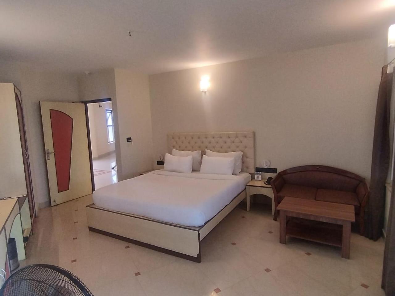 Golden Park Hotel & Resort Māldah Exteriér fotografie