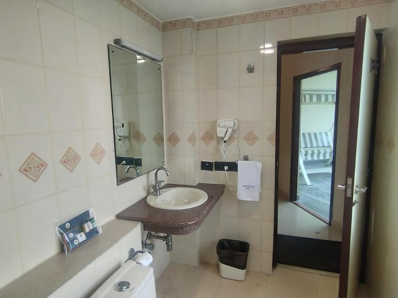 Golden Park Hotel & Resort Māldah Exteriér fotografie